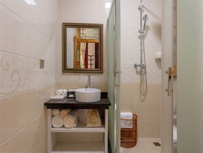 Baignoire et douche séparées, sèche-cheveux