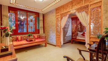 Suite (Extreme Sassy) | Living area | TV