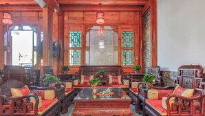 Un interior de madera tradicional con un conjunto de sofás centrales, una mesa de centro y detalles decorativos.