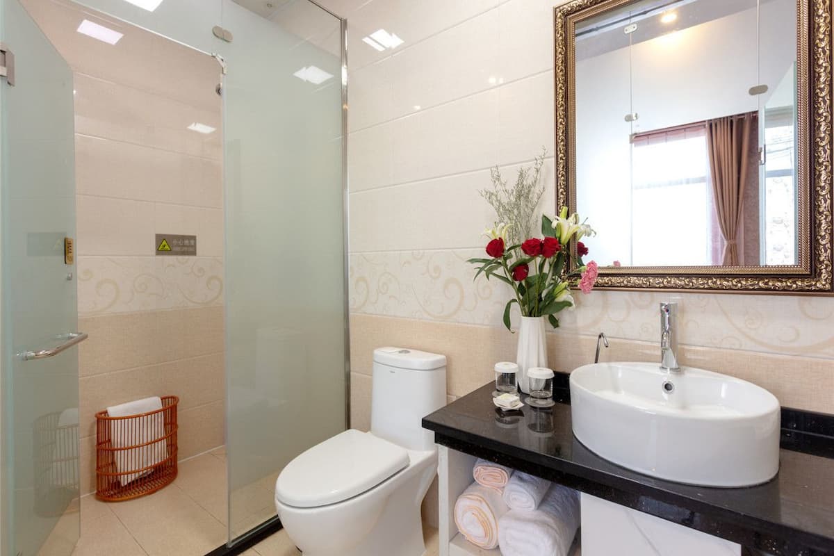 Double Room (Ultra Sassy) | Bathroom | Separate tub and shower, hair dryer