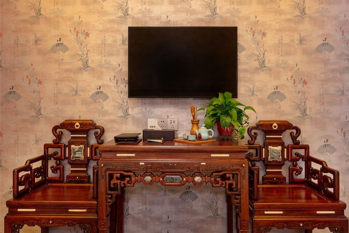 Twin Room (Extreme Sassy) | Television