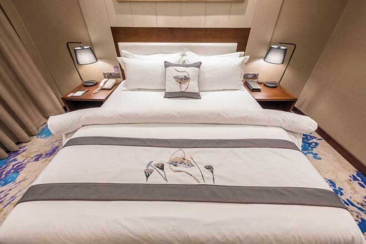 Premium bedding, in-room safe, desk, free WiFi