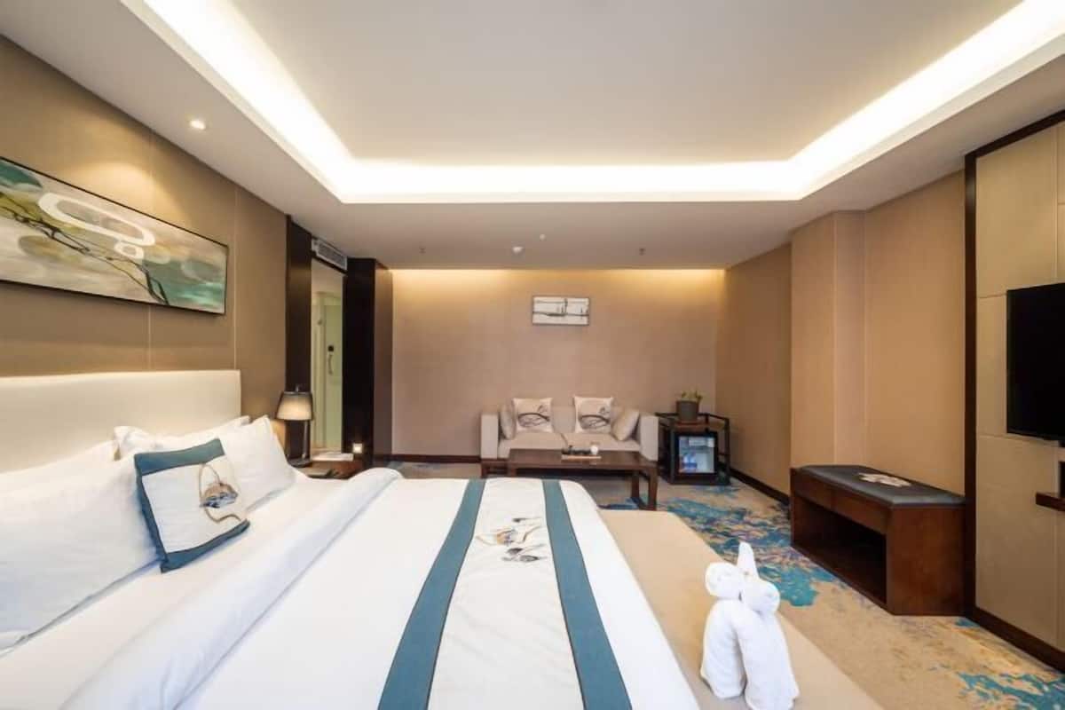 Premium bedding, in-room safe, desk, free WiFi