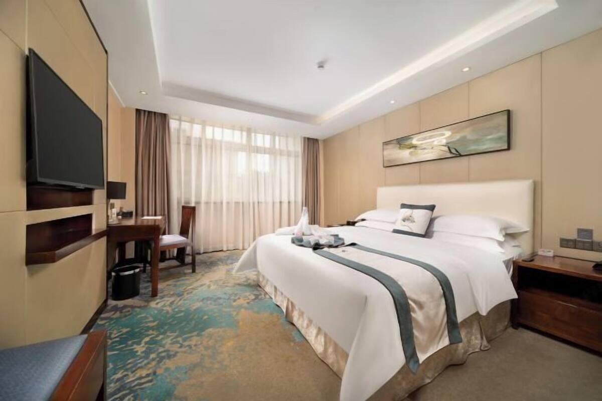 Premium bedding, in-room safe, desk, free WiFi