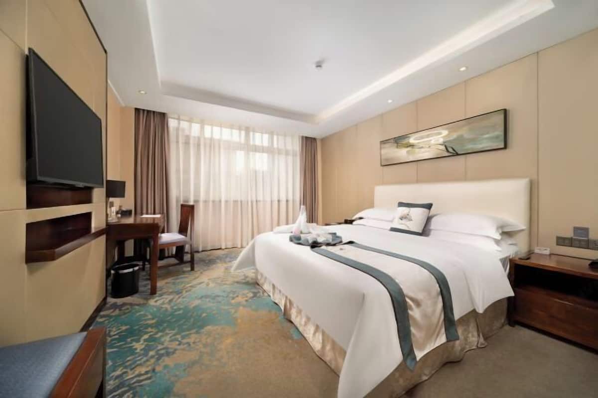 Premium bedding, in-room safe, desk, free WiFi