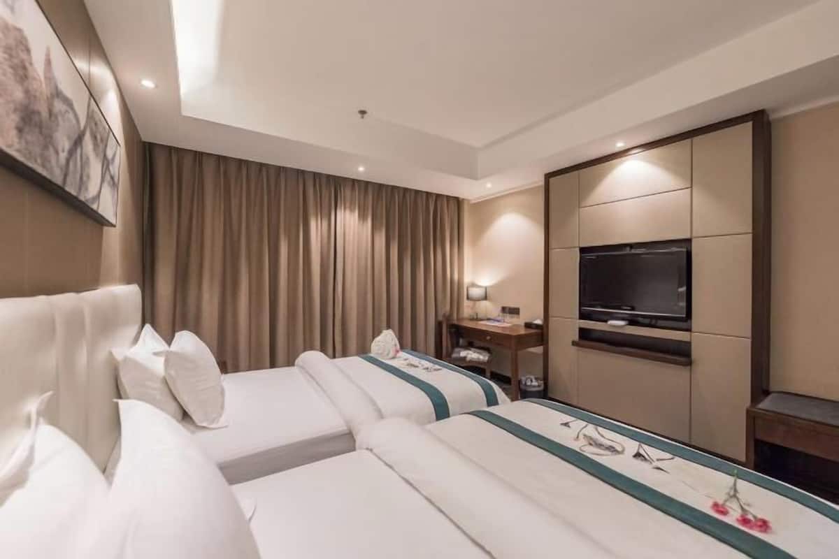 Premium bedding, in-room safe, desk, free WiFi