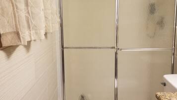 Toalettartikler (inkludert), hårføner, håndklær og såpe