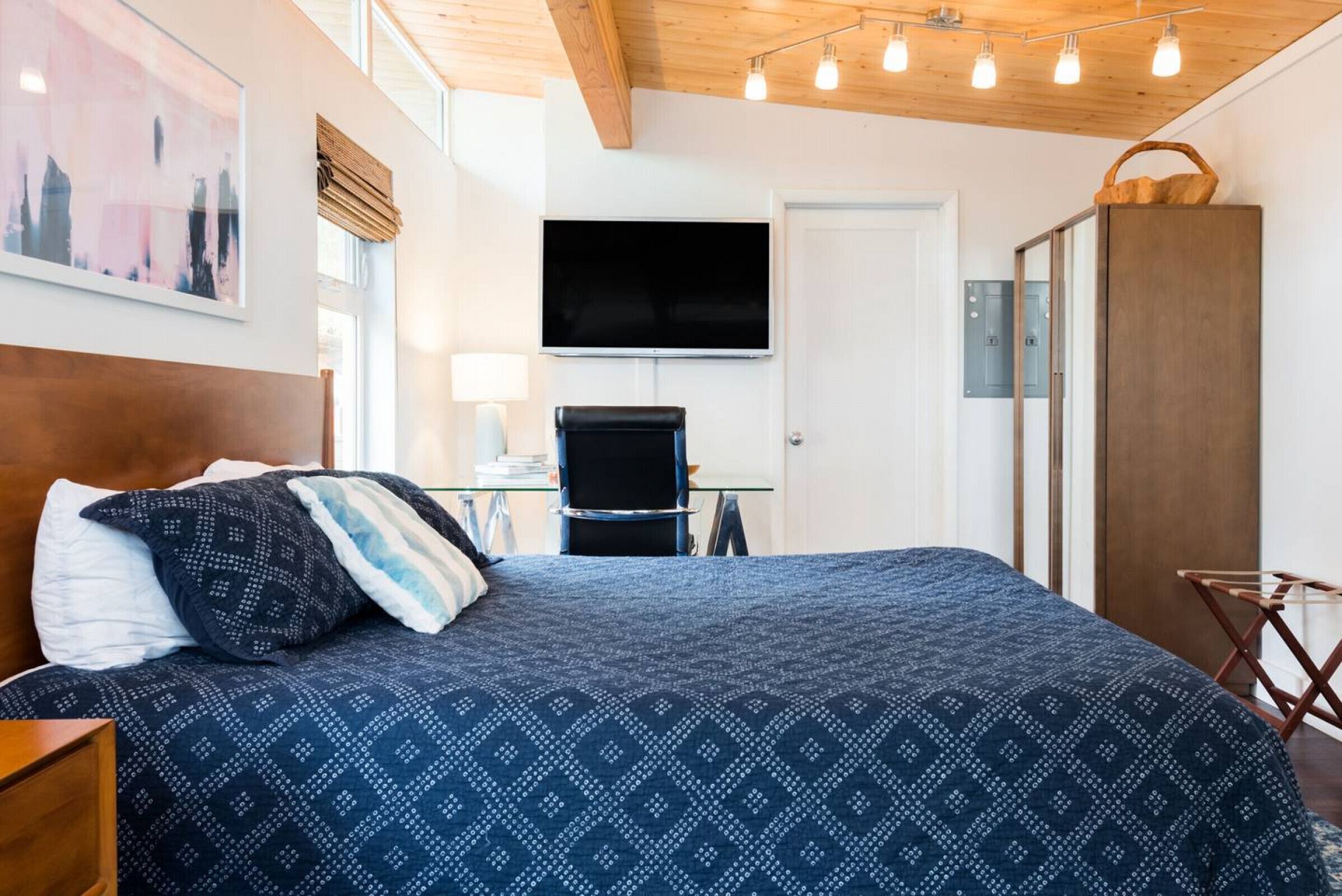 1 sovrum, skrivbord, strykjärn/strykbräda och resesäng