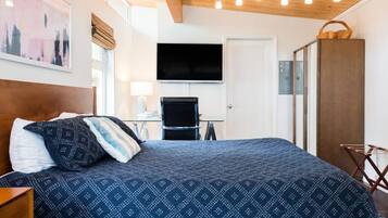 1 sovrum, skrivbord, strykjärn/strykbräda och resesäng