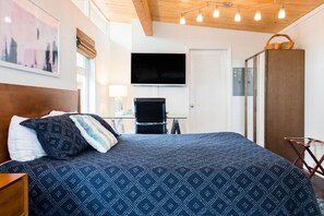 1 chambre, bureau, fer et planche à repasser, lit parapluie