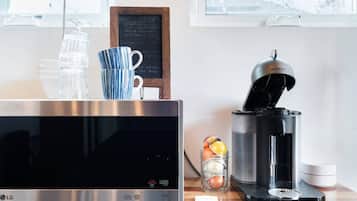 Réfrigérateur, micro-ondes, cafetière/bouilloire
