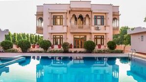 حمّام سباحة خارجي