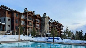 Un resort con area piscina e edifici a più piani.