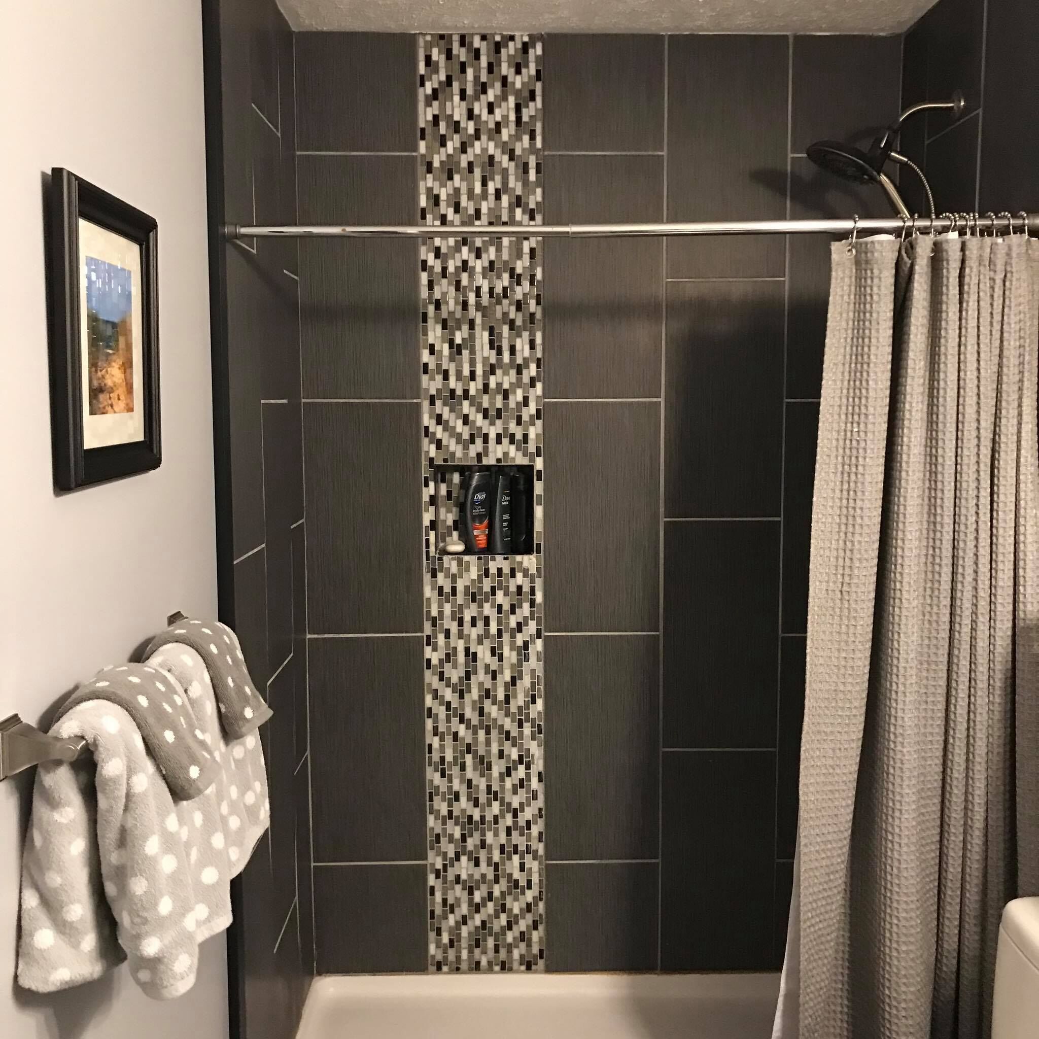 Een douche, een haardroger, handdoeken, zeep