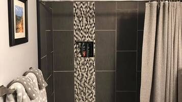 Een douche, een haardroger, handdoeken, zeep