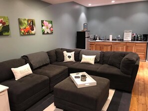 Smart TV, fireplace, DVD player, books - Immaculate home, perfect for 1 or 2 couples, close to Sleeping Bear Dunes.  (Empire)