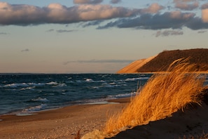 Una spiaggia nelle vicinanze, lettini da mare, teli da spiaggia