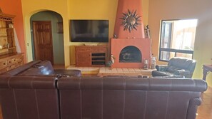 Smart TV, lareira, DVD player