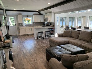 تلفزيون ذكي، مدفأة، مشغل دي في دي