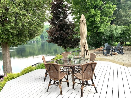 Upea kunnostettu mökki veden päällä