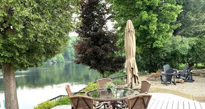 Upea kunnostettu mökki veden päällä