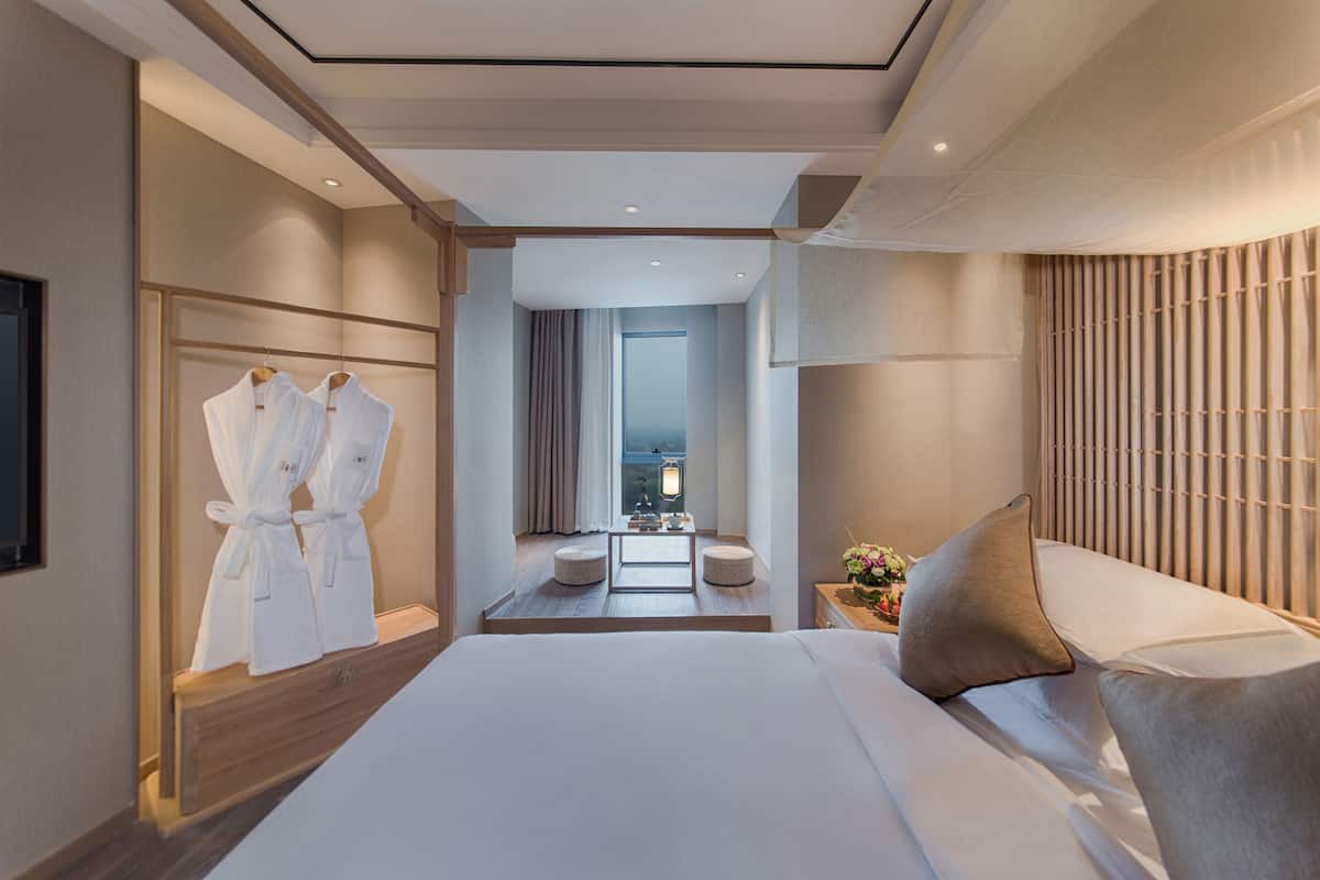 traditional double room | desk, blackout curtains, free wifi, bed sheets