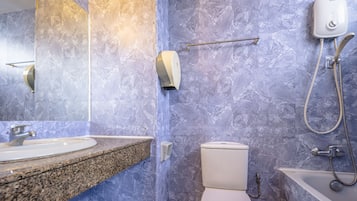 Triple Room | Bilik Mandi | Pancuran mandi, kelengkapan dandanan diri percuma, pengering rambut