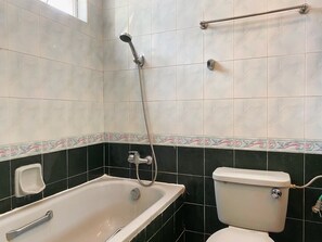 Room | Bathroom | Shower, free toiletries, hair dryer, towels - K HOTEL 12 (Singapore)