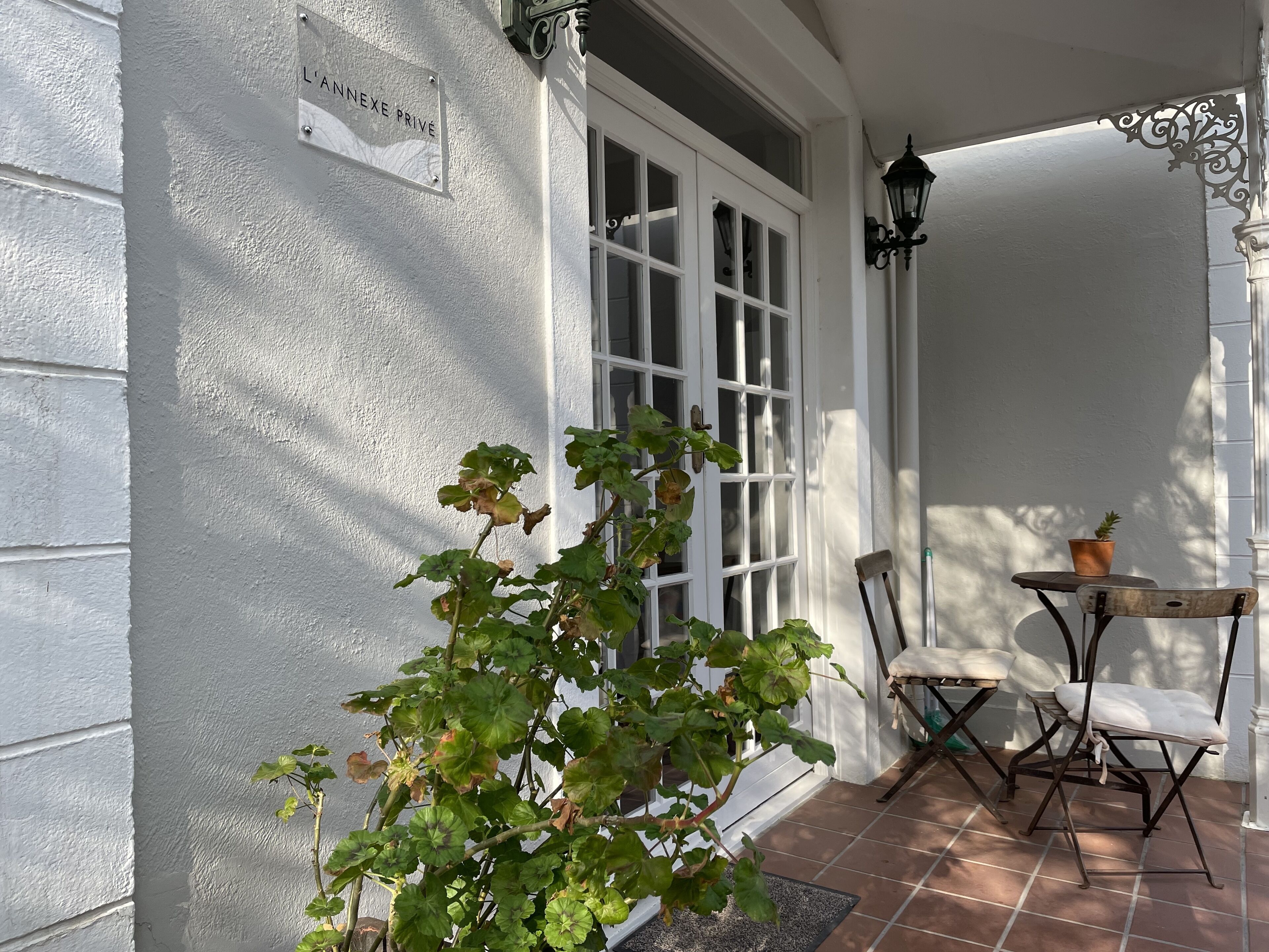 En vit yttervägg med en skylt som visar texten ”Privat annex”.