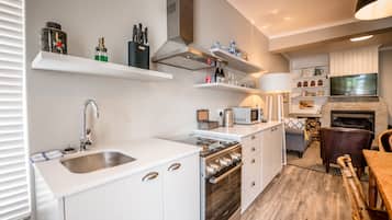 Family House, 2 Bedrooms, Non Smoking | Private kitchen | Fridge, microwave, oven, stovetop