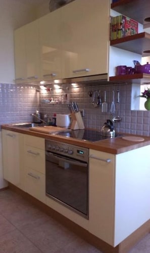 Appartement (5) | Coin cuisine privé | Réfrigérateur, four, plaque de cuisson, bouilloire électrique