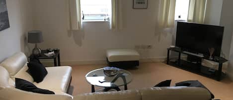 Apartment, 1 Double Bed, Non Smoking | Living area | Flat-screen TV