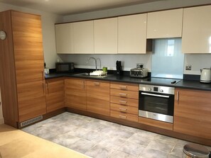 Apartment, 1 Double Bed, Non Smoking | Private kitchen | Fridge, microwave, stovetop, dishwasher - Toothbrush Apartments - Ipswich Waterfront - Regatta Quay (Ipswich)