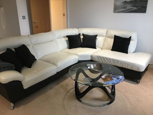 Apartment, 1 Double Bed, Non Smoking | Living area | Flat-screen TV