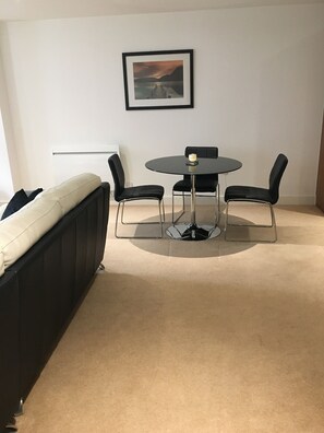 Leilighet, 1 dobbeltseng, ikke-røyk | Oppholdsområde | Flatskjerm-TV