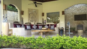 Lobby sitting area - Ayana Villa (Canggu)