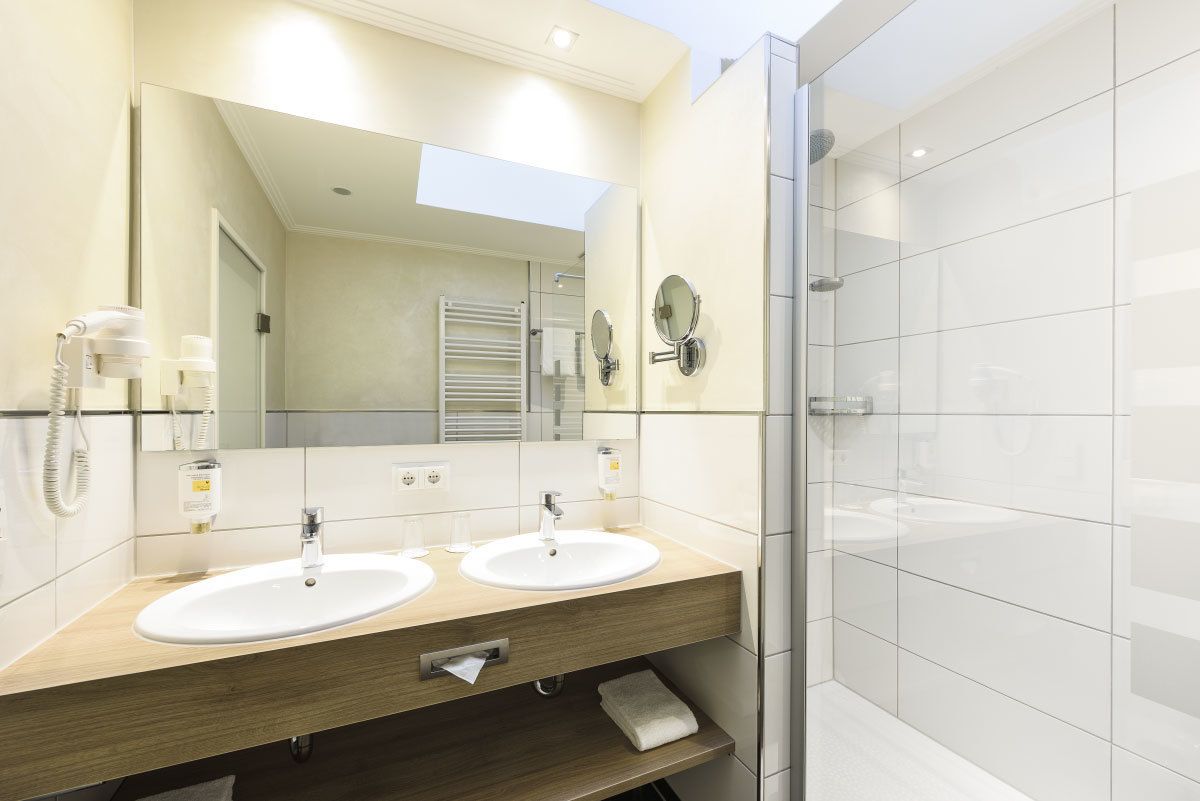 Comfort-Doppelzimmer | Badezimmer | Kostenlose Toilettenartikel, Haartrockner, Hausschuhe, Handtücher