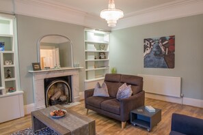 Căn hộ trung tâm thành phố, 2 phòng ngủ, 2 phòng tắm | Khu phòng khách | TV màn hình phẳng 42-inch có truyền hình kỹ thuật số, TV 