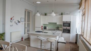 City Apartment, 2 Bedrooms, 2 Bathrooms | Dapur peribadi | Ketuhar gelombang mikro, ketuhar, dapur, pembancuh kopi/teh