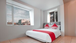 Standard Double Room | WiFi (free), bed sheets - OYO 208 G House (Jakarta)