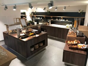 Buffet déjeuner servi tous les jours en supplément