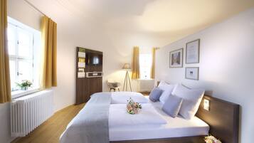 Superior-Dreibettzimmer, Mehrere Betten, Nichtraucher | Zimmersafe, Schreibtisch, laptopgeeigneter Arbeitsplatz