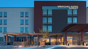 Een hotel met meerdere verdiepingen, een moderne gevel, een overdekt entreegebied en een bord dat aangeeft dat het een Marriott hotel is.