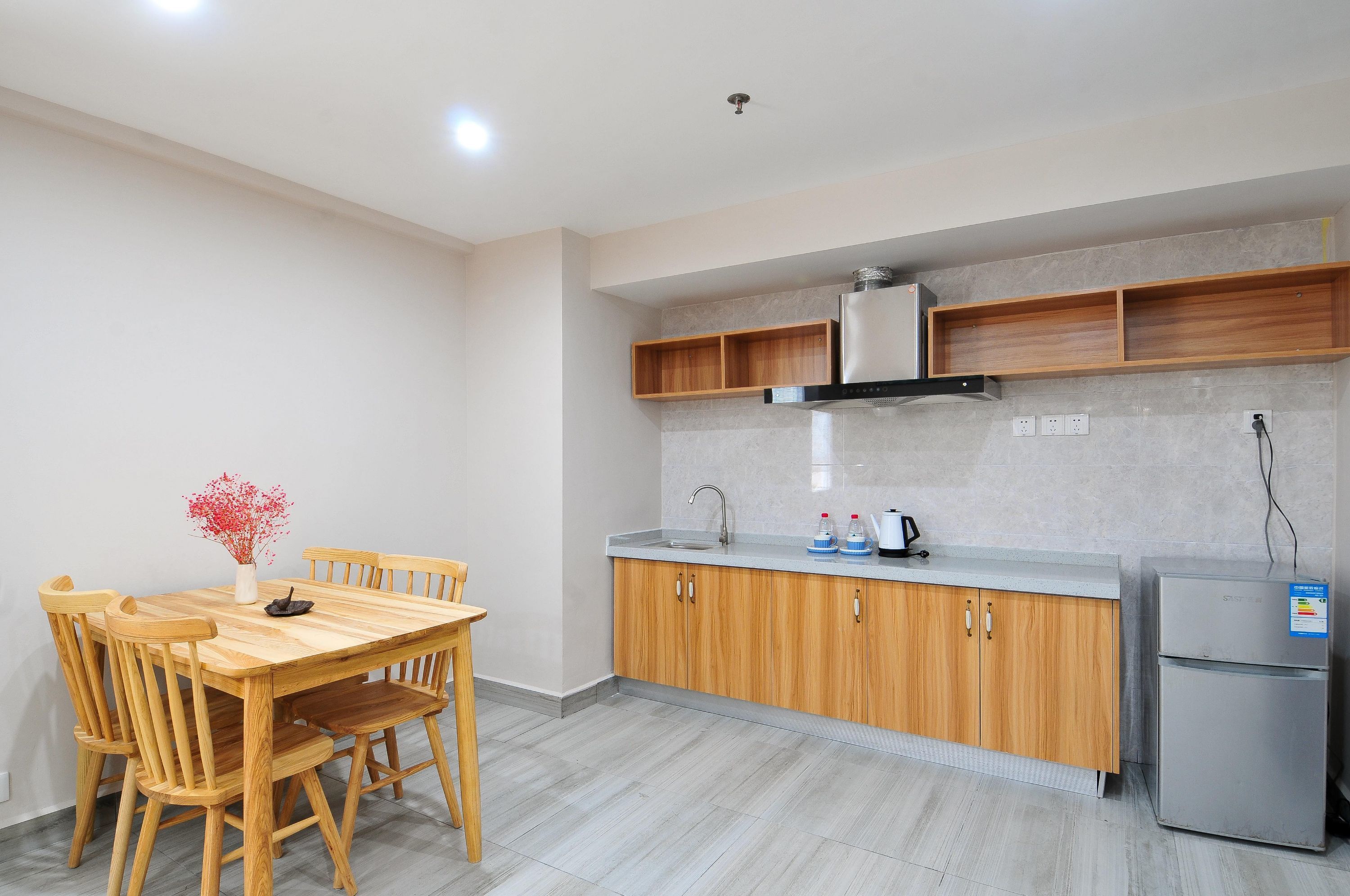 deluxe suite, garden view | private kitchen | fridge, electric kettle