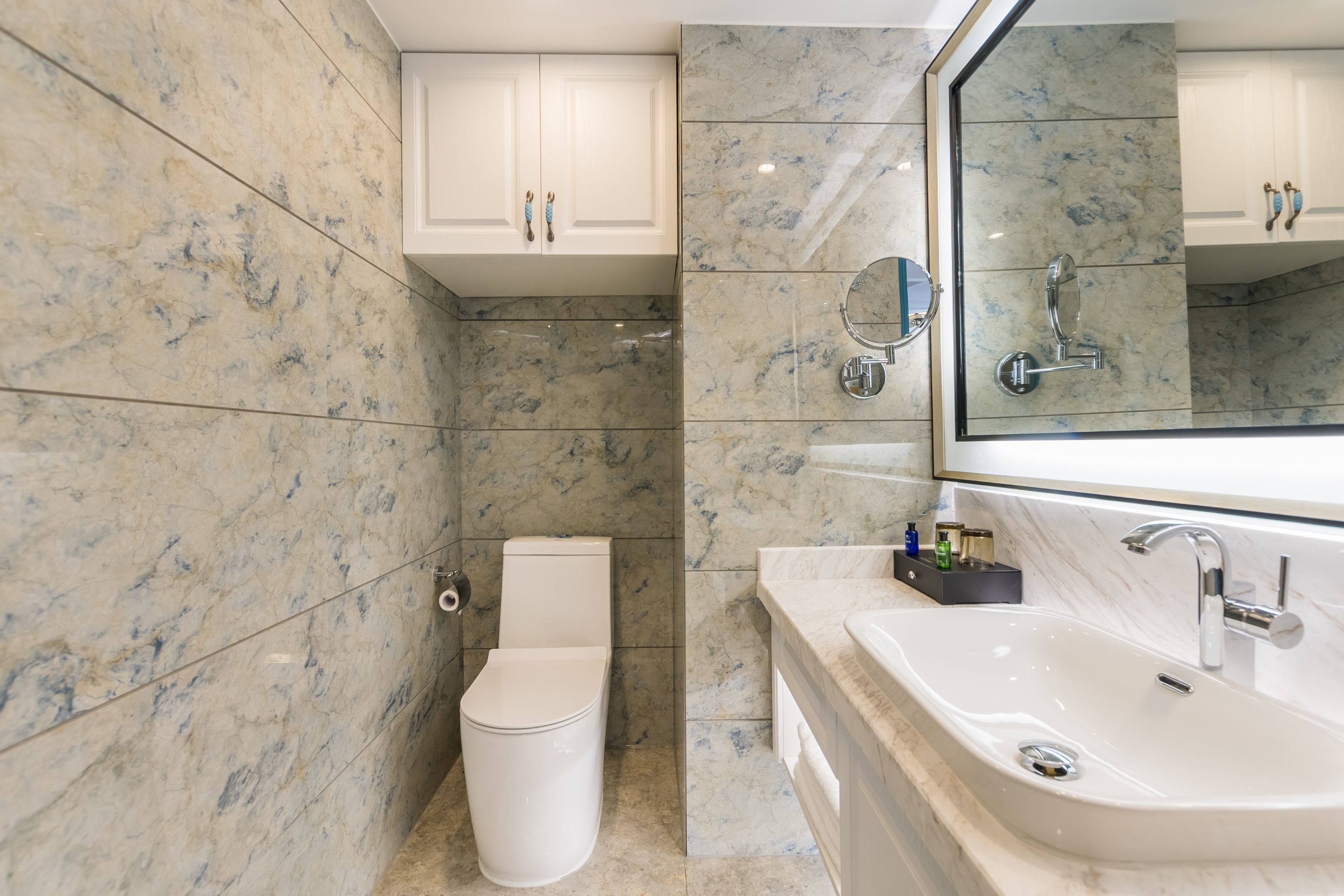 deluxe suite, garden view | bathroom | shower, free toiletries, hair dryer, slippers