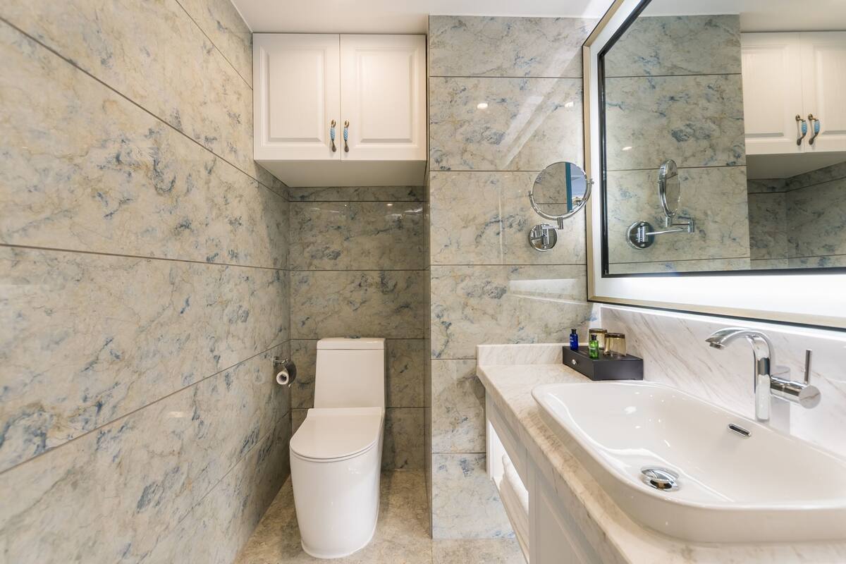deluxe suite, garden view | bathroom | shower, free toiletries, hair dryer, slippers