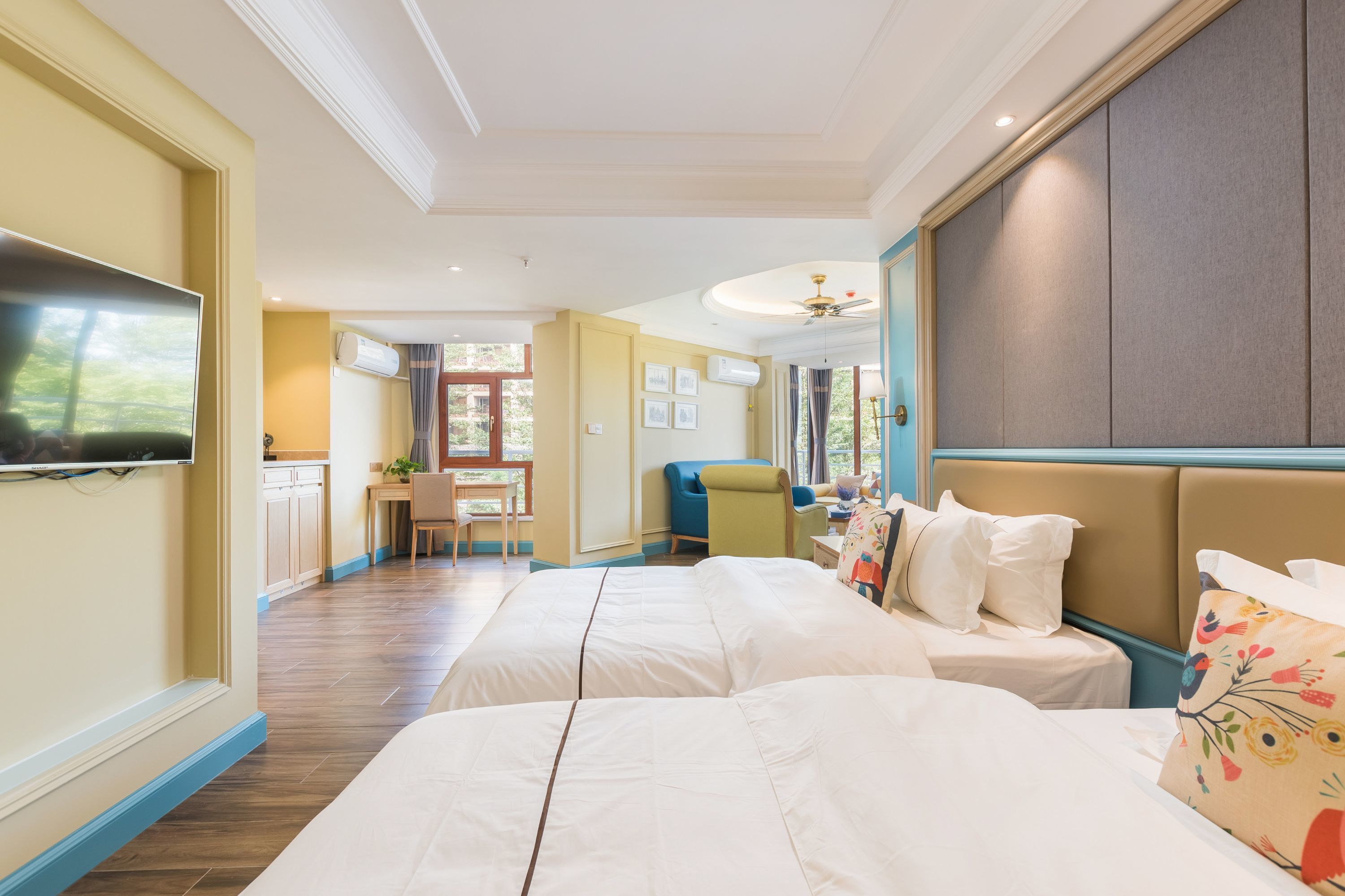 deluxe suite, garden view | in-room safe, desk, blackout curtains, iron/ironing board