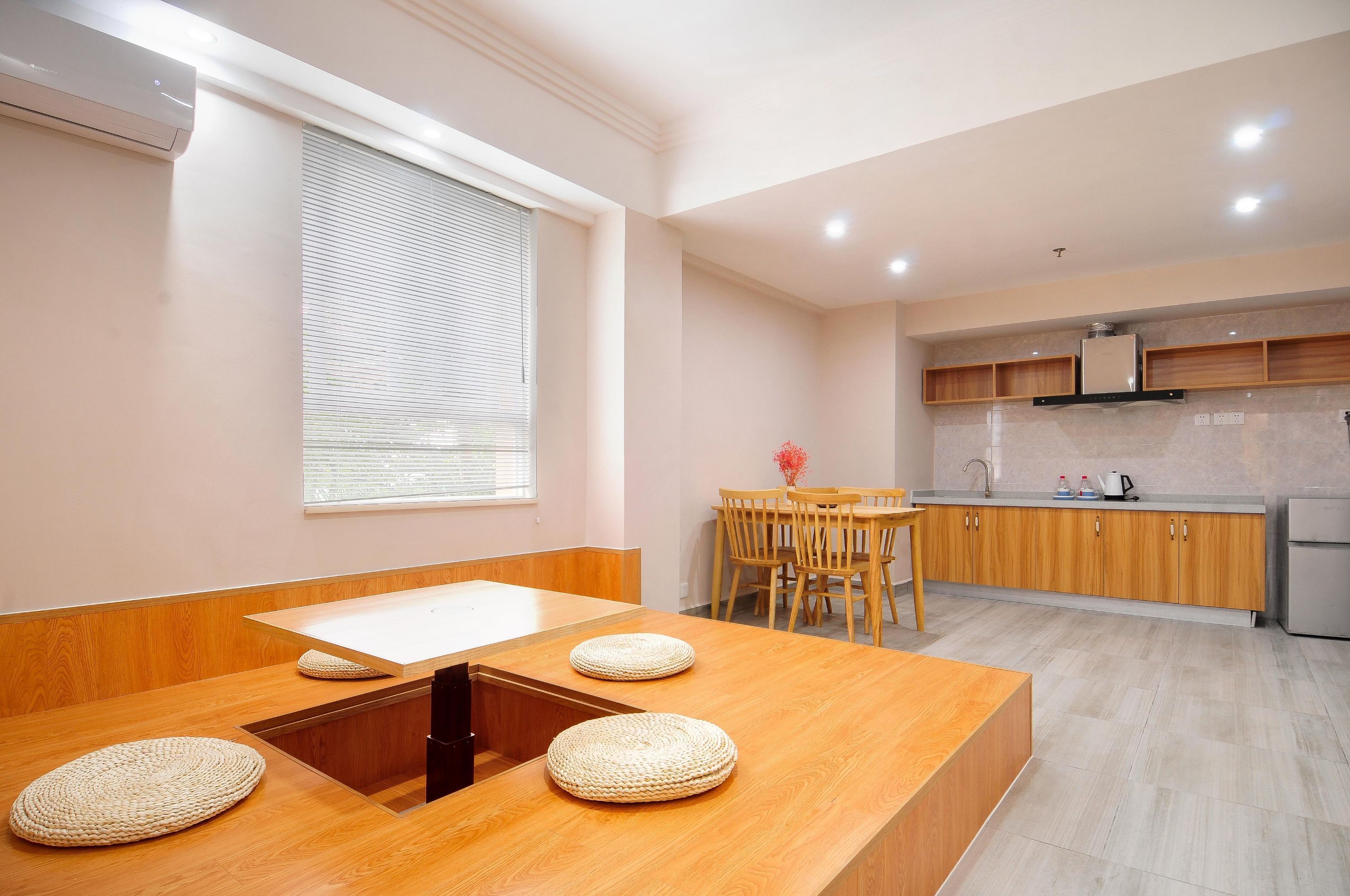 deluxe suite, garden view | living room | tv