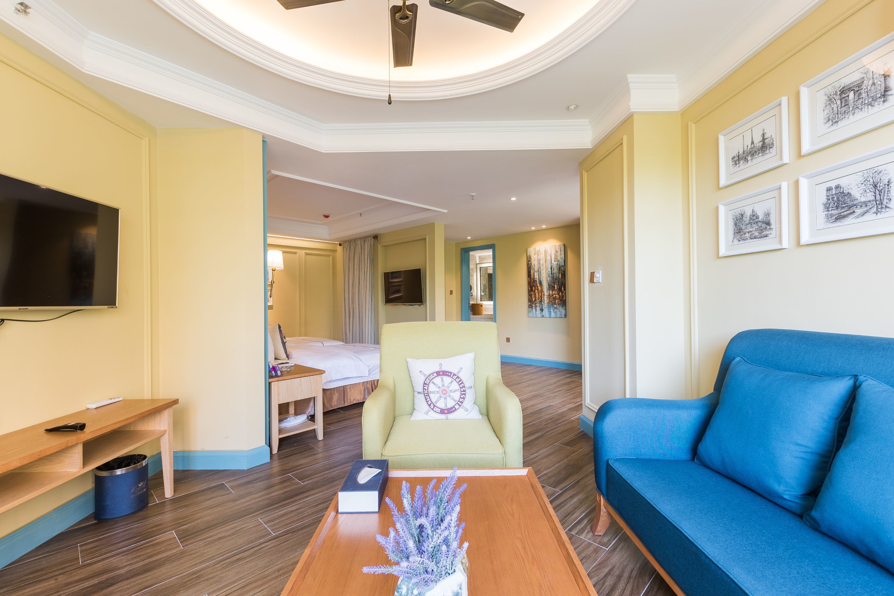 deluxe suite, garden view | living room | tv