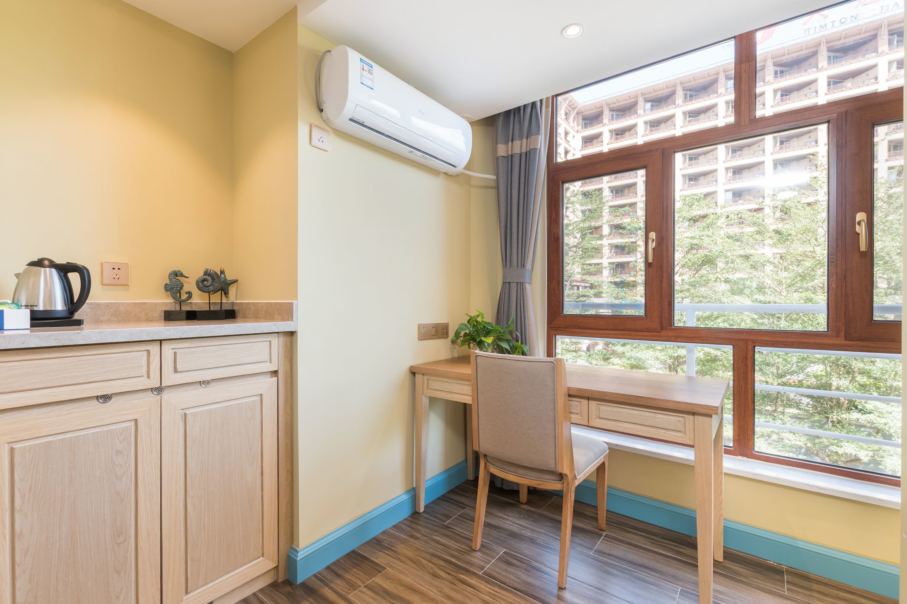 deluxe suite, garden view | in-room safe, desk, blackout curtains, iron/ironing board